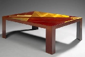 Table basse en laque de Chine cuir. Plateau traité en camaïeu d'or blanc, jaune et rose - h = 39 cm - Plateau 111 x 84 cm - Circa 1926